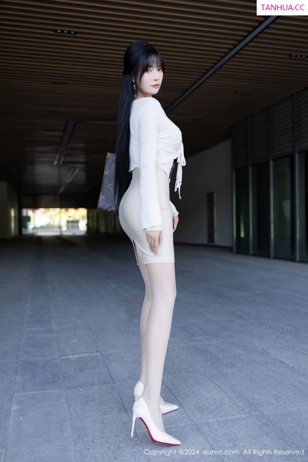 小娜比  [XiuRen]高清写真图 2024.10.21 No.9320 娜比 美腿丝袜第9张图片